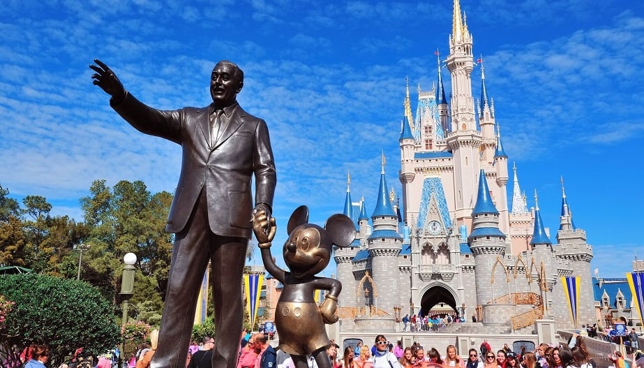 Estátua de Walt Disney no parque Magic Kingdom em Orlando