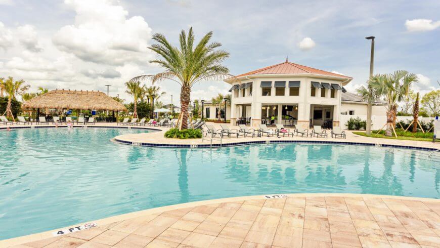 Piscina no condomínio de casas Storey Lake Resort em Orlando