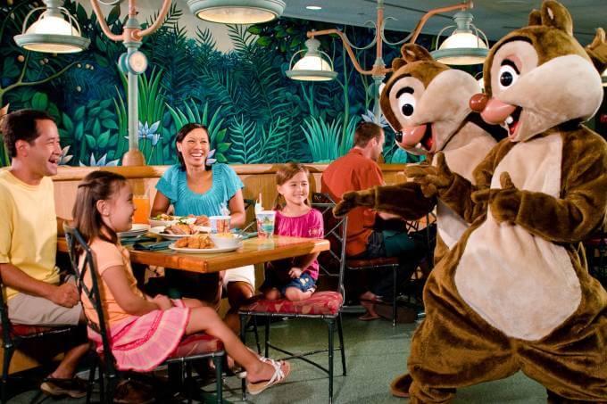 Família no restaurante da Disney em Orlando
