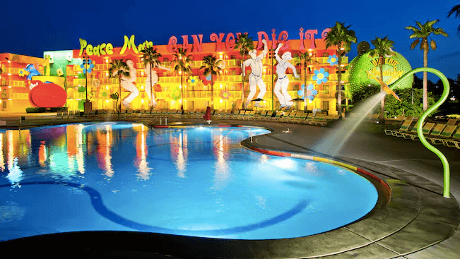 Piscina à noite no hotel Pop Century Resort da Disney em Orlando