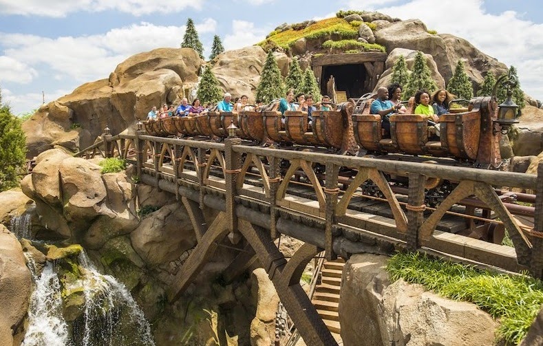 Seven Dwarfs Mine Train no parque Magic Kingdom da Disney Orlando