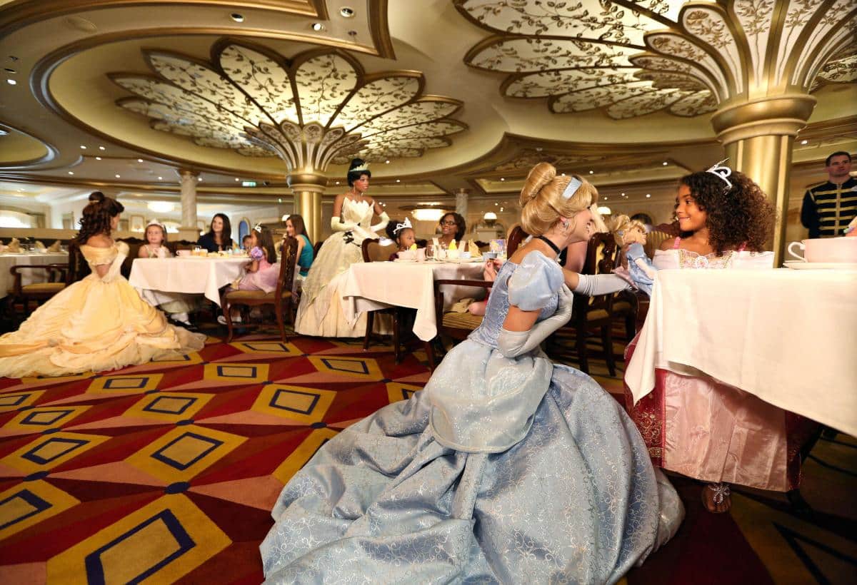 Princesas com crianças no Cinderella's Royal Table no Magic Kingdom da Disney Orlando