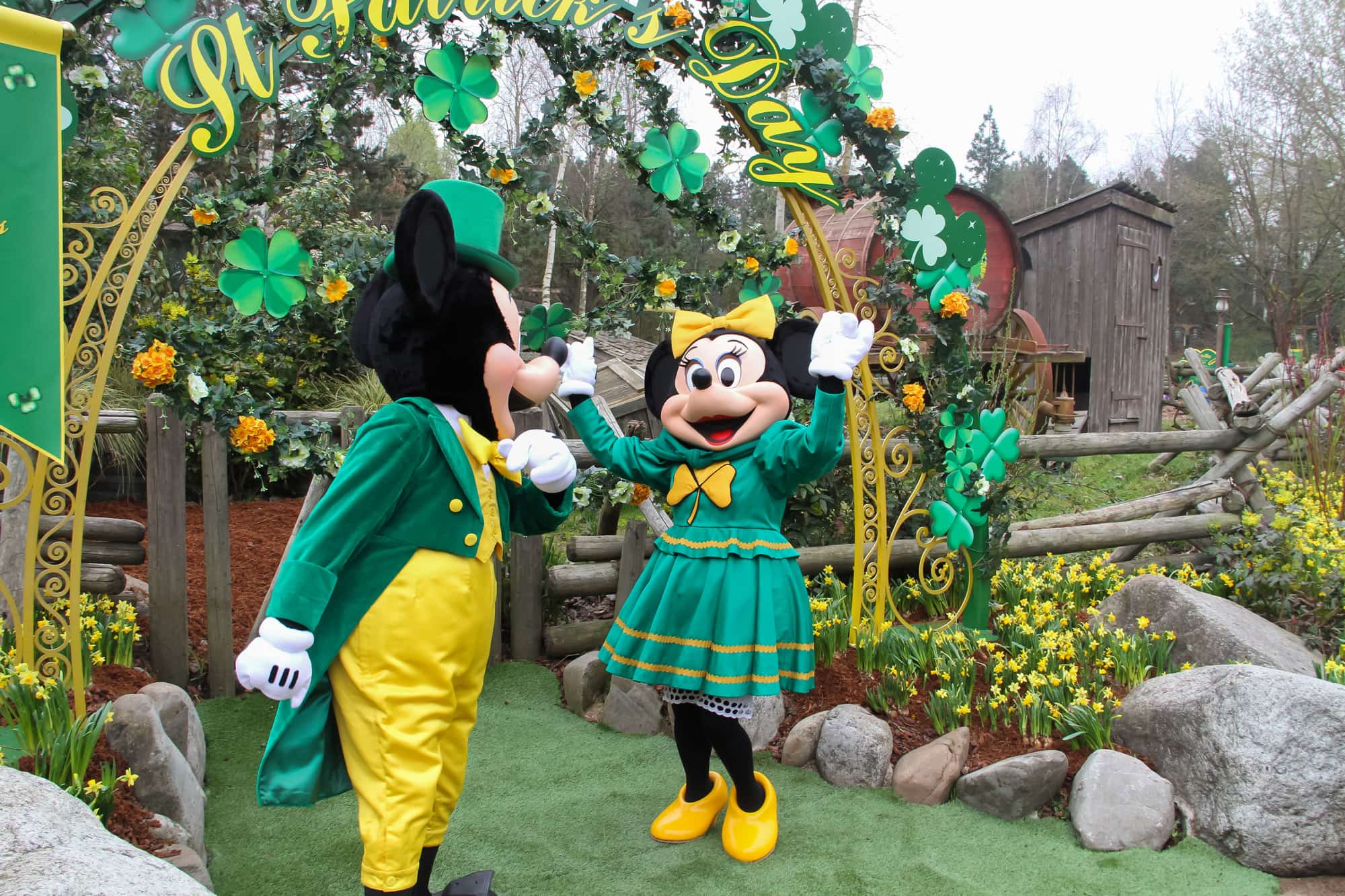 Mickey e Minnie no Dia de São Patrício em Orlando