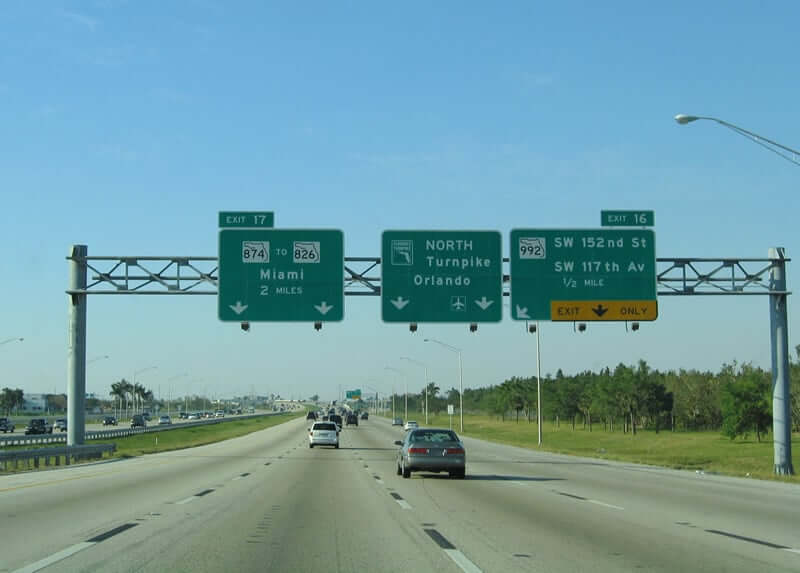 Estrada Turnpike Road entre Orlando e Miami
