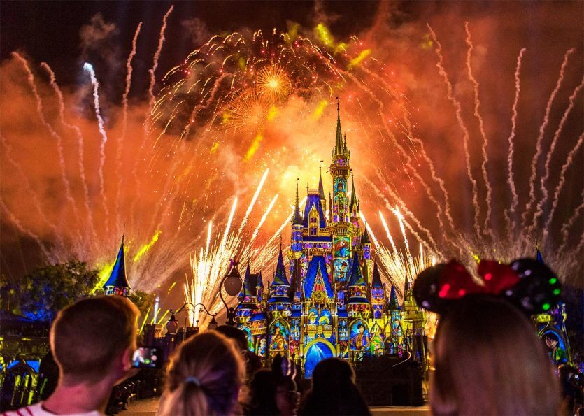 Visitantes assistindo ao show de fogos da Disney Orlando