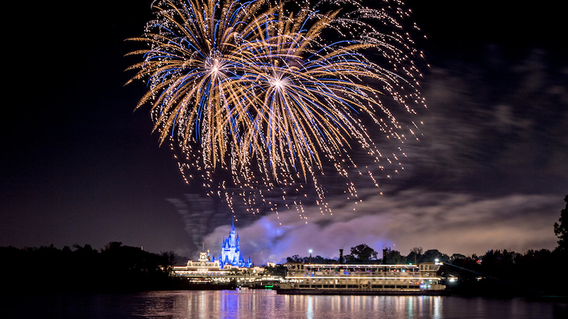 Passeio de barco para ver o show de fogos na Disney Orlando