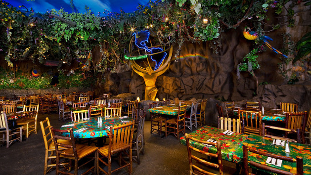 Interior do restaurante Rainforest Cafe na Disney Springs em Orlando