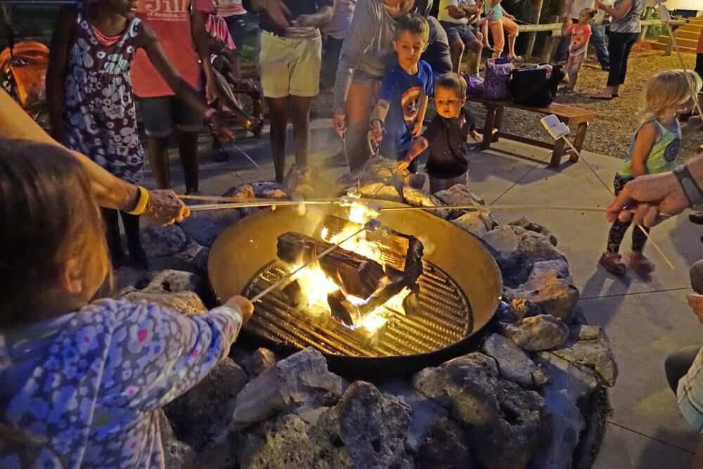 Crianças na fogueira do acampamento grátis do Tico e Teco na Disney Orlando