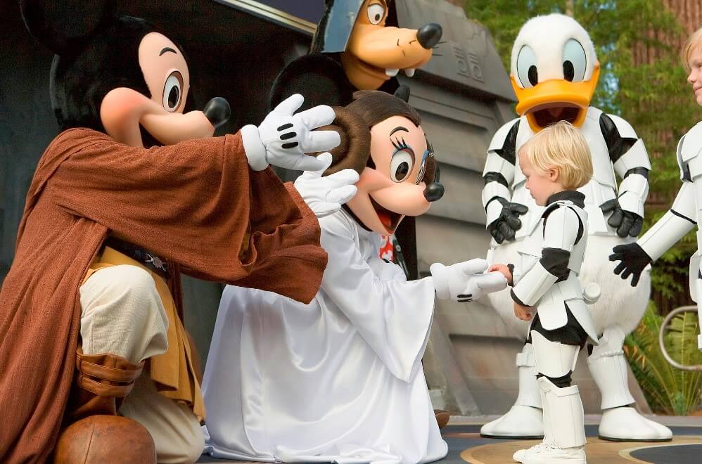 Criança com personagens de Star Wars na Disney Orlando