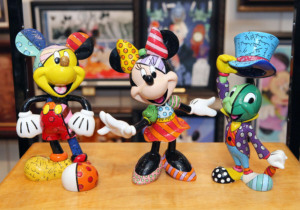 Produtos do Romero Britto na Disney Orlando: miniaturas Mickey e Minnie