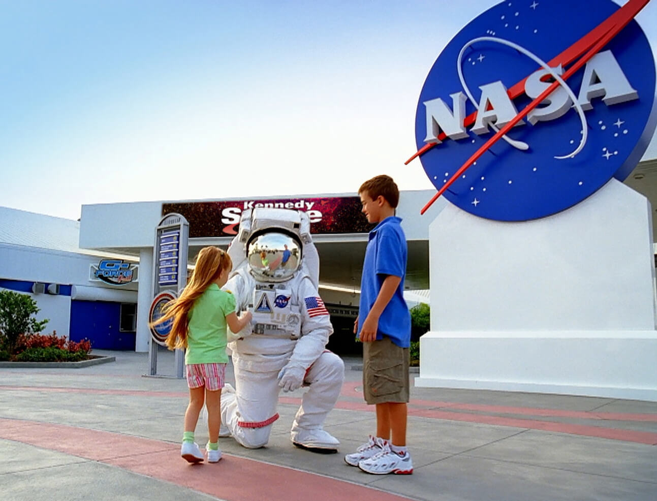 Astronauta com crianças no Kennedy Space Center próximo a Orlando