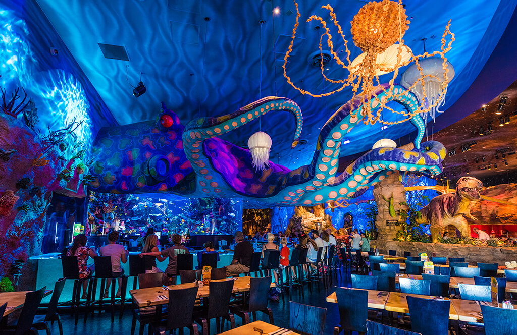 Interior do restaurante T-Rex na Disney Springs em Orlando
