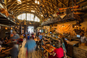 Os melhores restaurantes de Disney Springs: restaurante Jock Lindsey's Hangar Bar