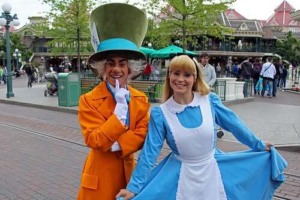 Pavilhão e área do Reino Unido no Disney Epcot em Orlando: atrações - personagens Alice no País das Maravilhas