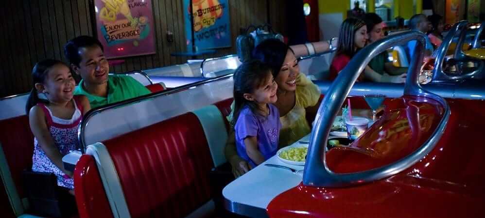 Crianças no Sci-Fi Dine-In Theater Restaurant no Hollywood Studios da Disney Orlando