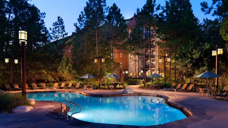 Piscina à noite no Copper Creek Villas & Cabins at Disney's Wilderness Lodge