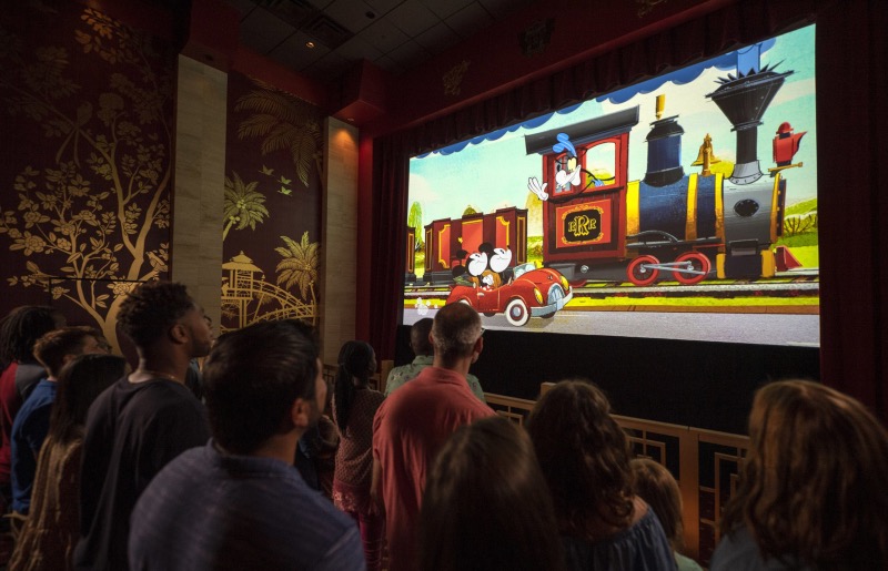 Fila da atração Mickey and Minnie’s Runaway Railway na Disney Orlando