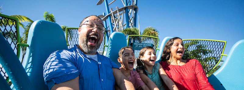 Família na Infinity Falls no parque SeaWorld em Orlando