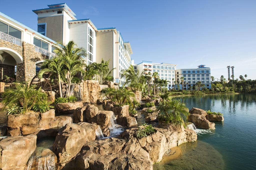 Cascata no hotel Loews Sapphire Falls Resort da Universal em Orlando