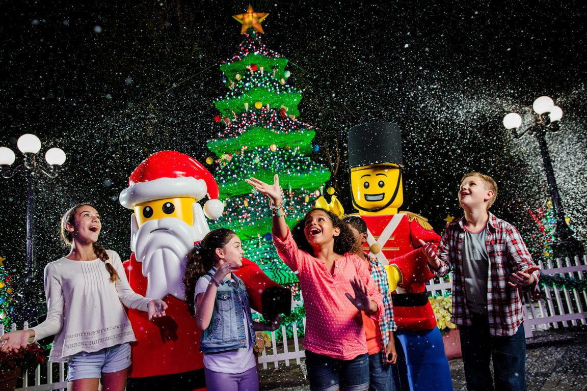 Árvore de Natal no Holidays at Legoland no parque Legoland Florida