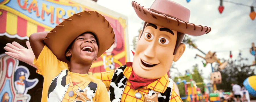 Foto com personagem na área Toy Story Land na Disney Orlando