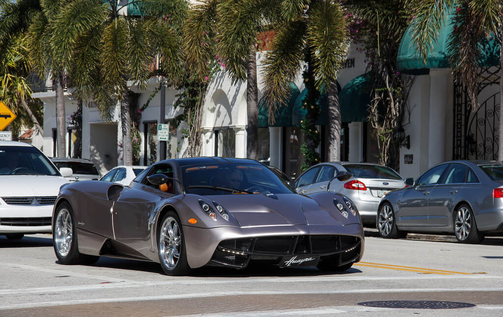 Carros na rua em Palm Beach