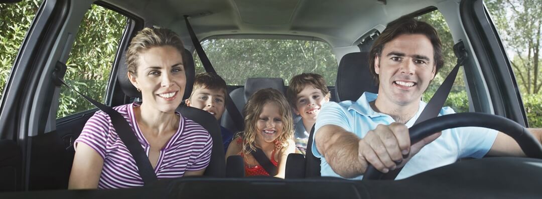 Família no carro em Kissimmee