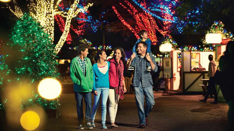 Visitantes na Christmas Town no parque Busch Gardens