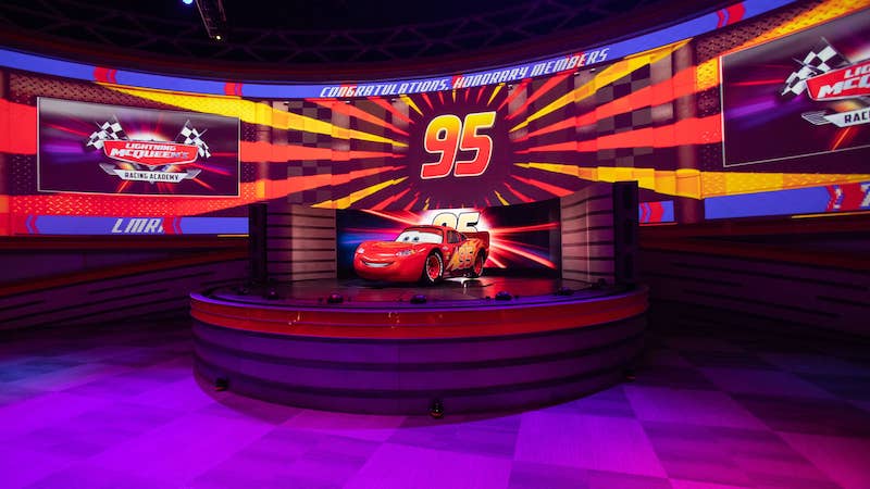 Interior da Lightning McQueen’s Racing Academy no Disney's Hollywood Studios