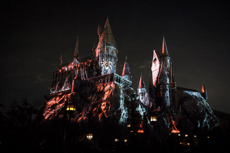 Efeitos do show Dark Arts no Castelo de Hogwarts no Islands of Adventure em Orlando