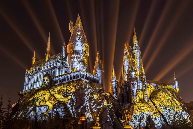 Projeção do show Dark Arts no Castelo de Hogwarts no Islands of Adventure em Orlando
