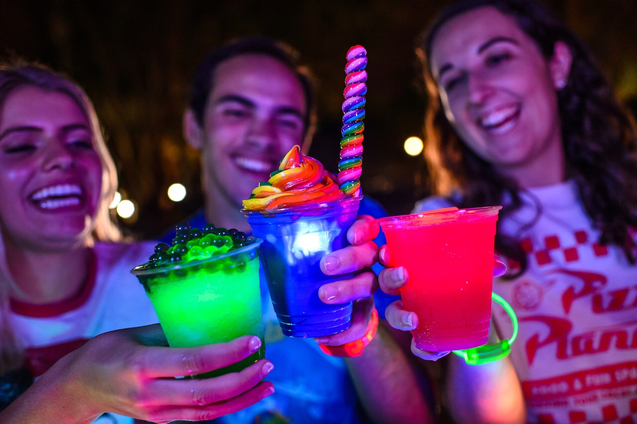 Bebidas no H2O Glow Nights no Typhoon Lagoon em Orlando