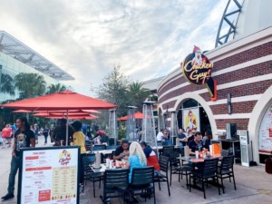 Restaurante Chicken Guy na Disney Springs em Orlando: área externa