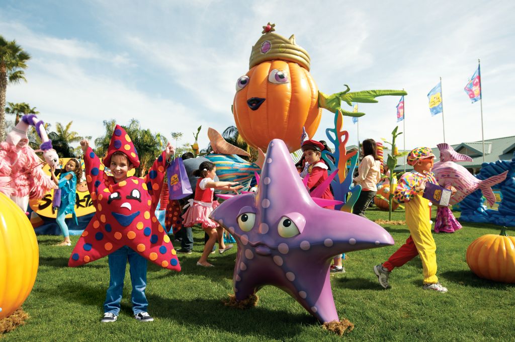Crianças no Halloween Spooktacular no SeaWorld Orlando