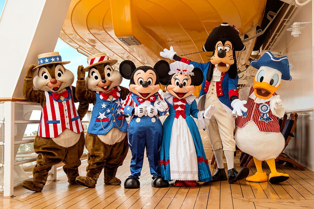 Personagens da Disney no Dia da Independência na Disney Orlando