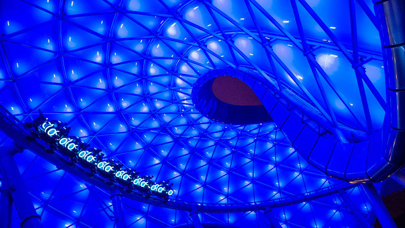Interior da montanha-russa TRON no Magic Kingdom da Disney Orlando