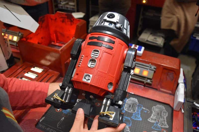 Montagem do droid na Star Wars Land da Disney Orlando