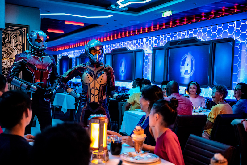 Restaurante Worlds of Marvel no cruzeiro Disney Wish