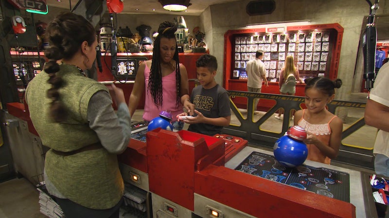 Visitantes no Droid Depot na Star Wars Land da Disney Orlando