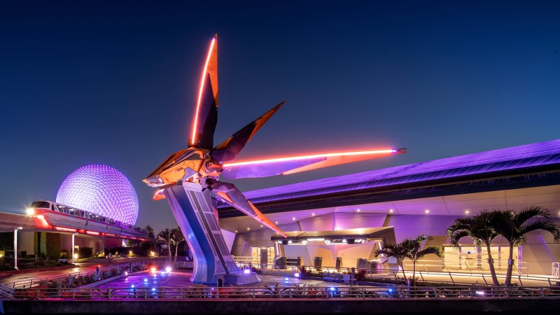 Entrada da Guardians of the Galaxy: Cosmic Rewind à noite no Epcot da Disney Orlando