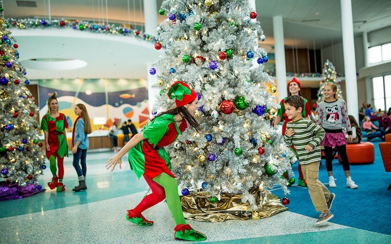 Crianças na caça ao tesouro de Natal na Universal Orlando