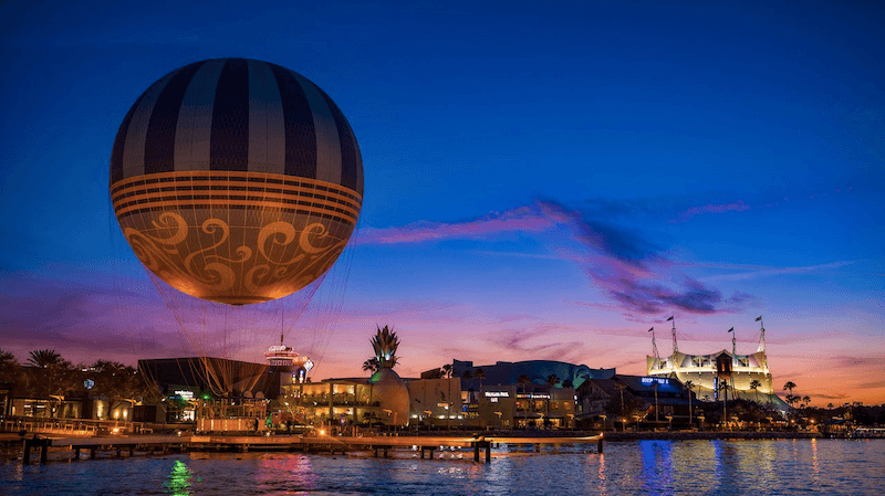 Balão na Disney Springs em Orlando ao pôr do sol