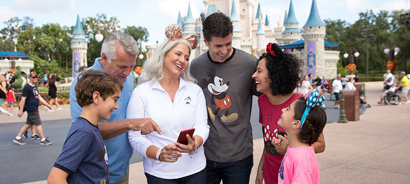 Família usando o celular no parque Magic Kingdom da Disney Orlando