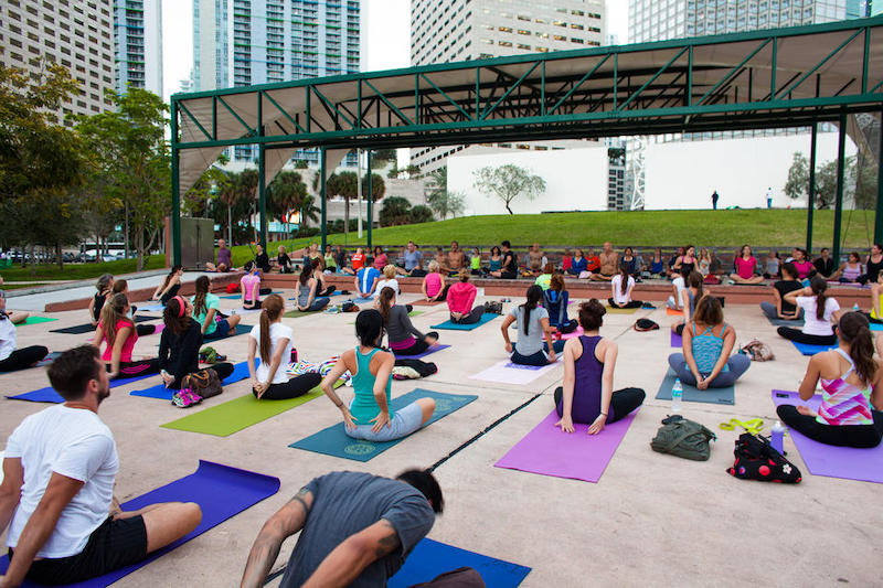 Aula de yoga no Bayfront Park em Miami