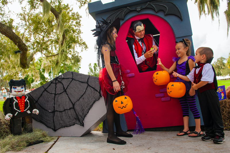 Crianças no Halloween no Legoland Florida