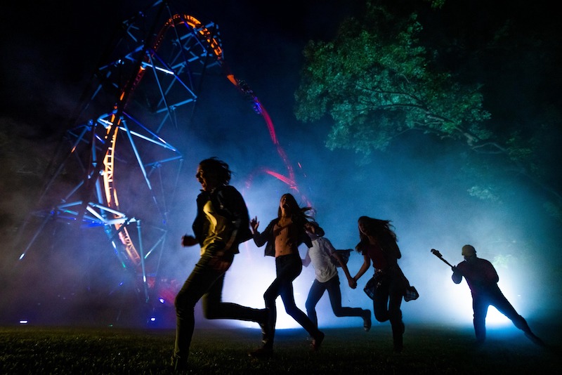 Visitantes fugindo no Halloween Howl-O-Scream no Busch Gardens Tampa Bay