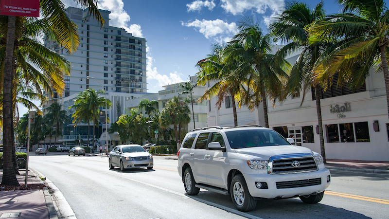 Carros na rua em Miami