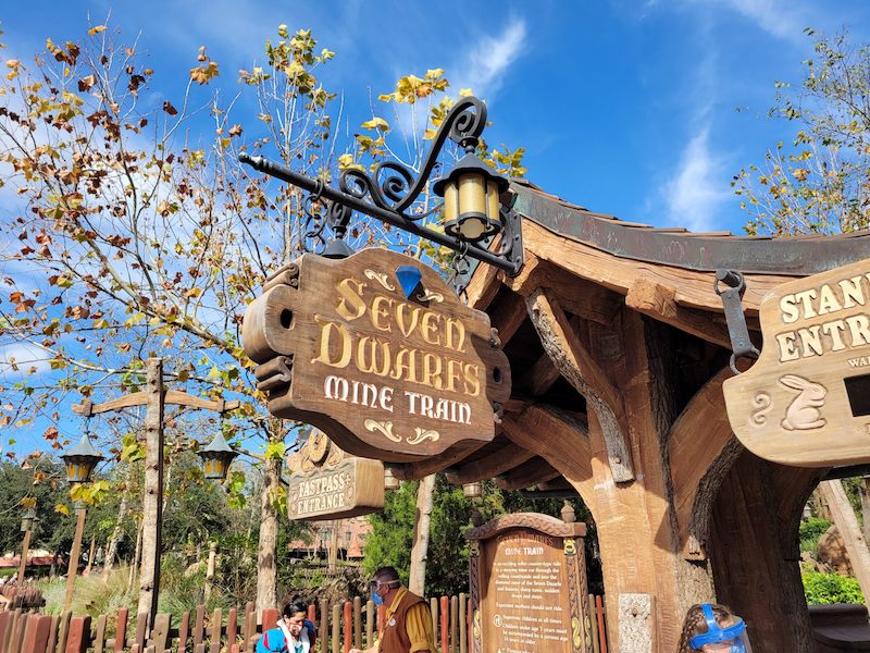 Placa da Seven Dwarfs Mine Train no Magic Kingdom da Disney Orlando