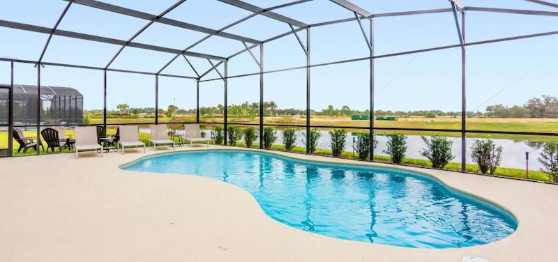 Área da piscina da casa no condomínio Solterra Resort em Orlando