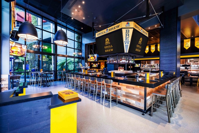 Área do bar no NBC Sports Grill & Brew na Universal CityWalk em Orlando